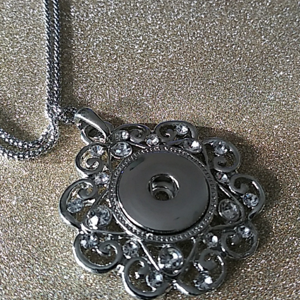 Snap Pendant w/Chain - Picture 2 of 4